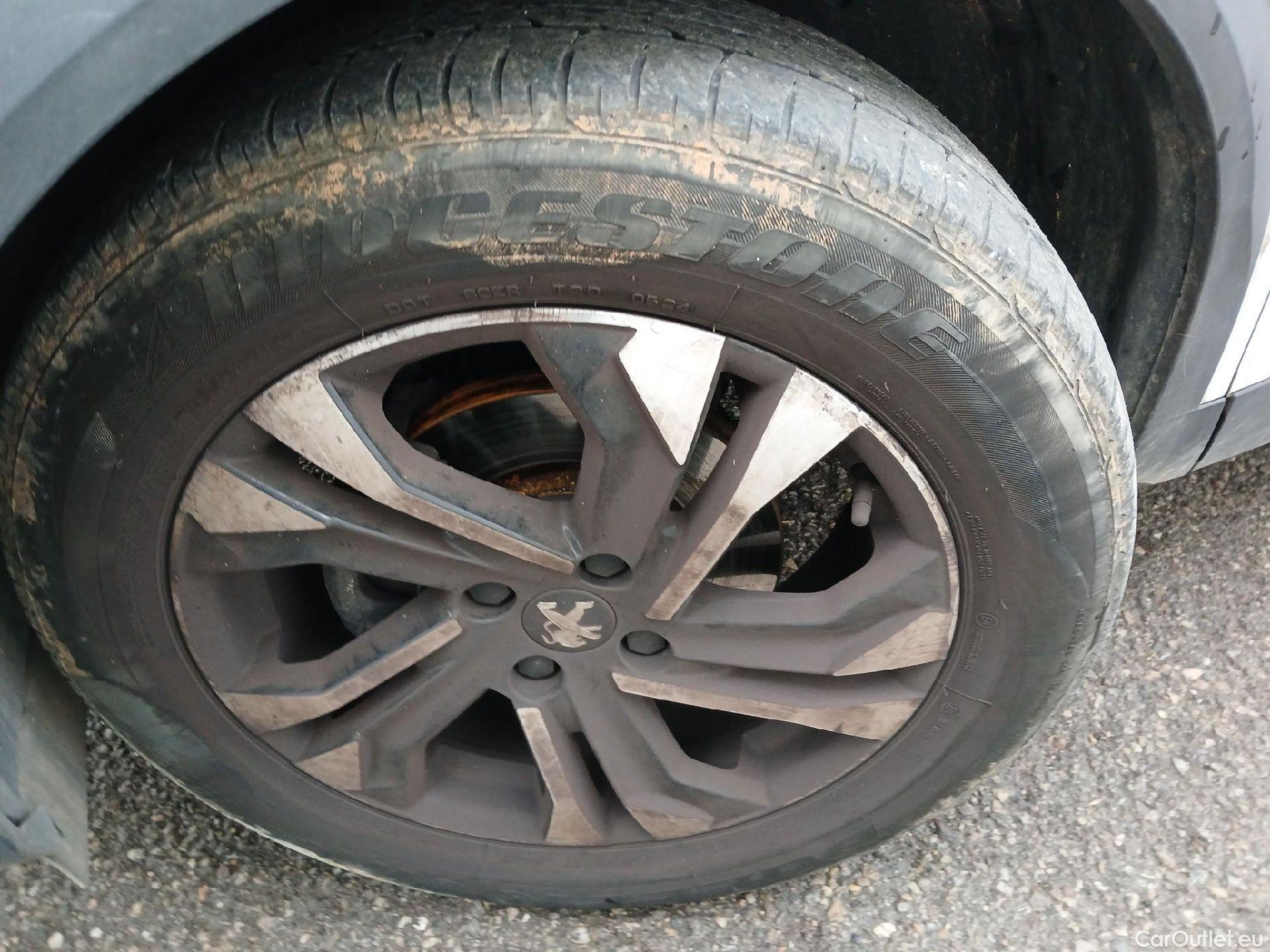  Peugeot  2008 PEUGEOT  / 2019 / 5P / todoterreno Allure BlueHDI 81kW (110CV) #10