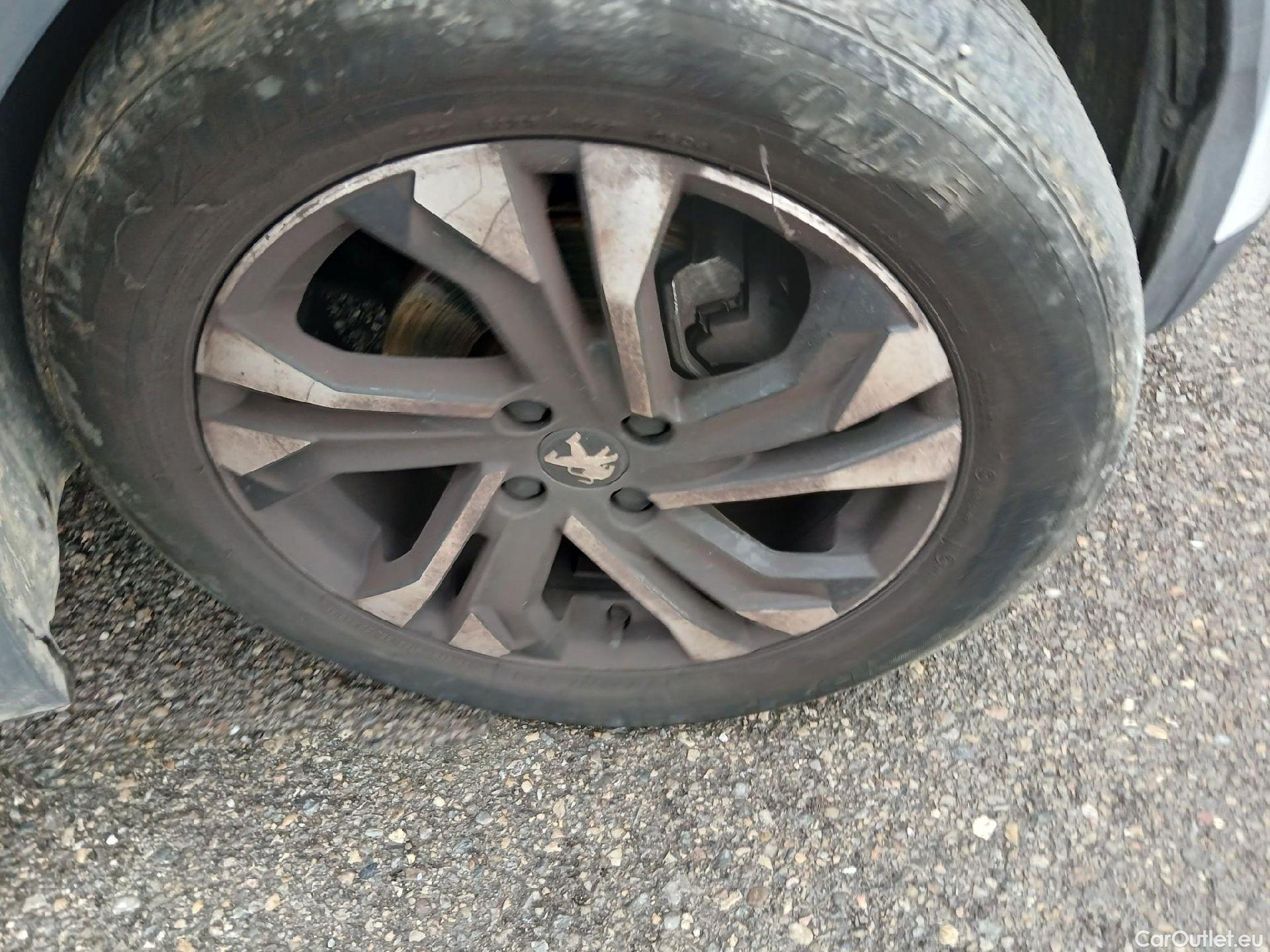  Peugeot  2008 PEUGEOT  / 2019 / 5P / todoterreno Allure BlueHDI 81kW (110CV) #35