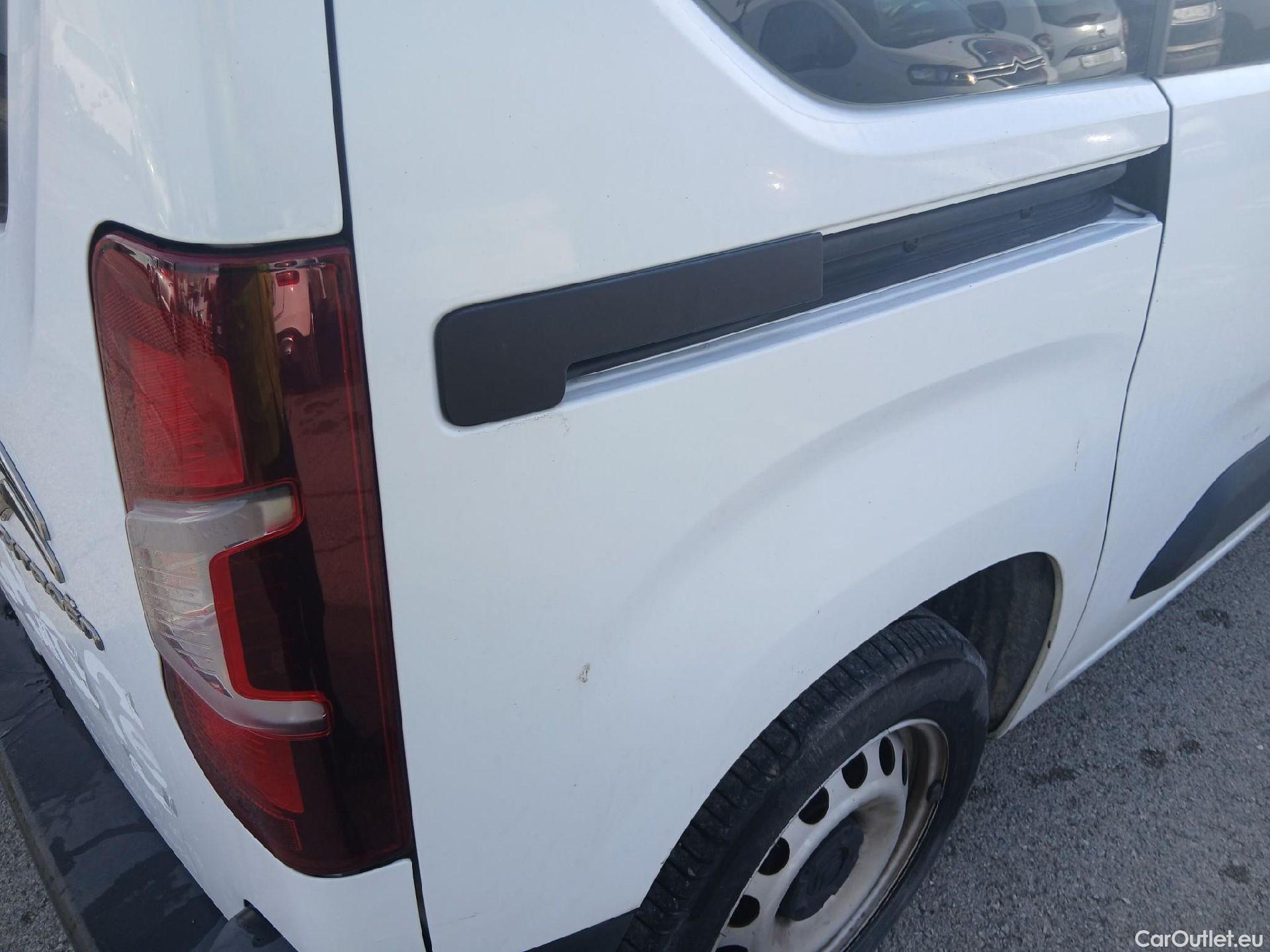  Citroen  Berlingo CITROEN  / 2018 / 4P / combi Talla M BlueHDi 100 LIVE (AC) #21