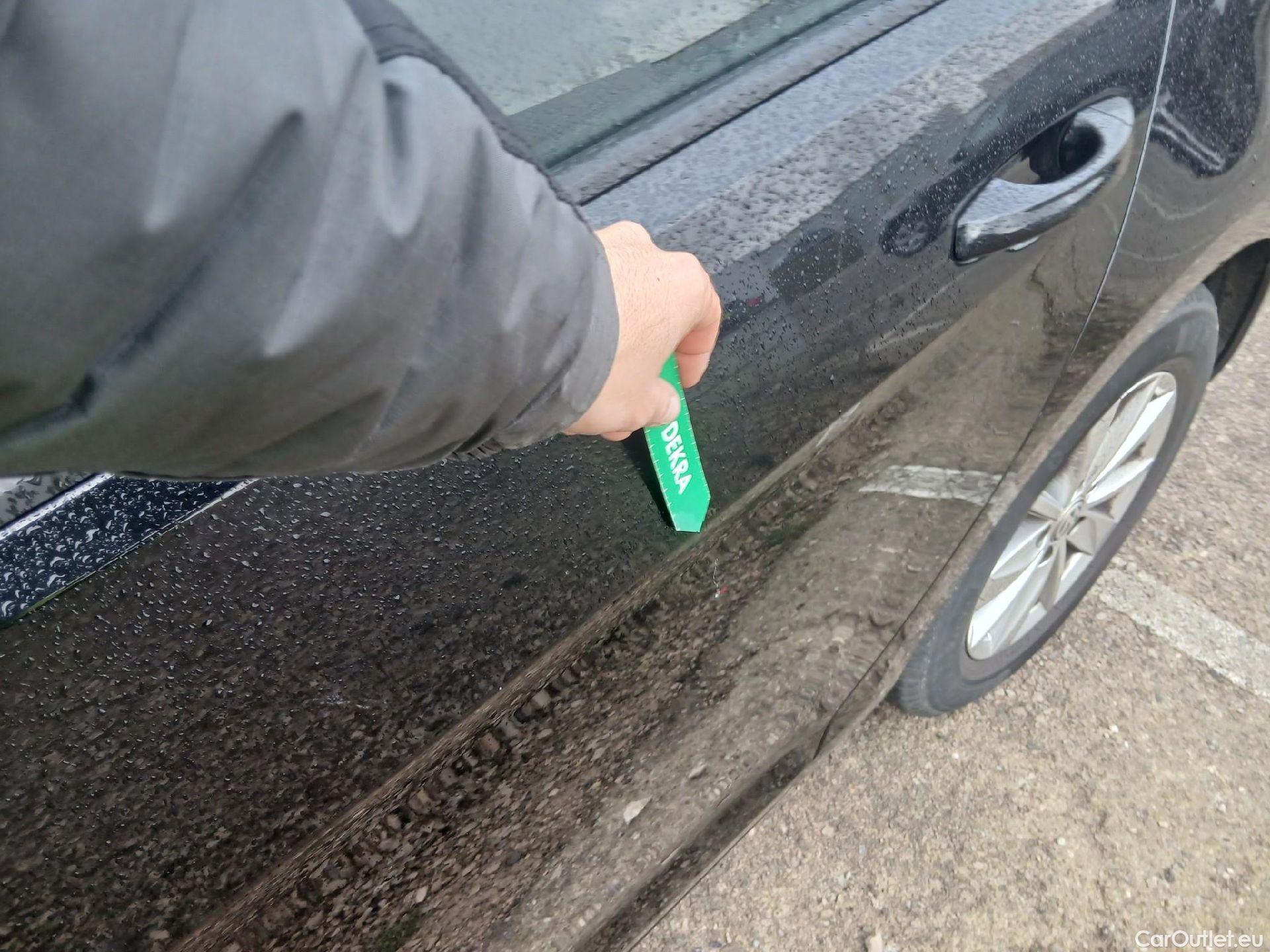  Volkswagen  Golf  VOLKSWAGEN / 2016 / 5P / berlina con portón Last Edition 1.6 TDI 85kW (115CV) #11