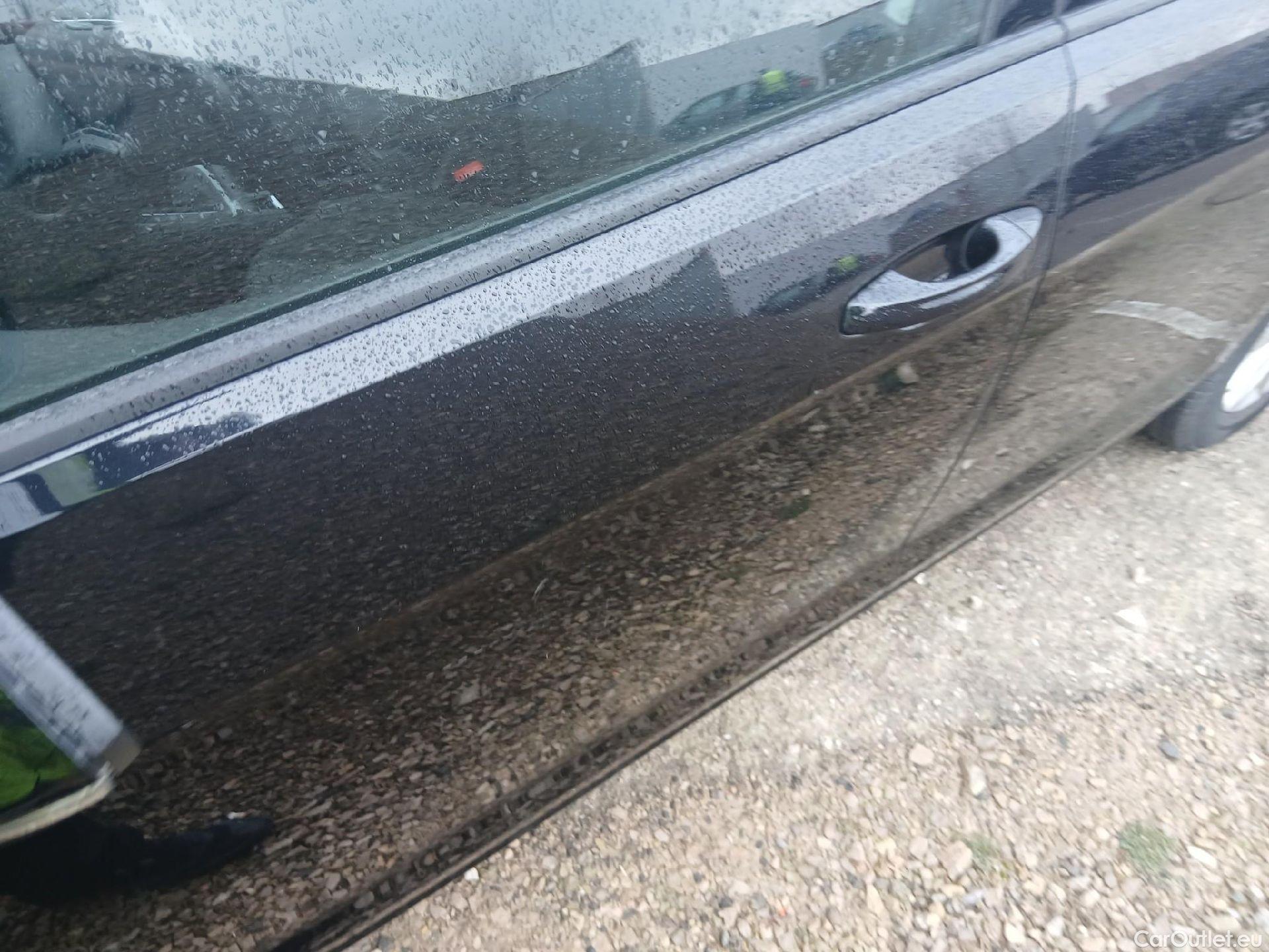  Volkswagen  Golf  VOLKSWAGEN / 2016 / 5P / berlina con portón Last Edition 1.6 TDI 85kW (115CV) #9