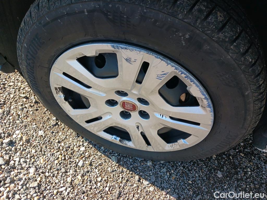  Fiat  Doblo FIAT Doblò Cargo/2015/4P/furgón derivado de turismo Cargo SX 1.3 Mjet 70 kW (95 CV) #34