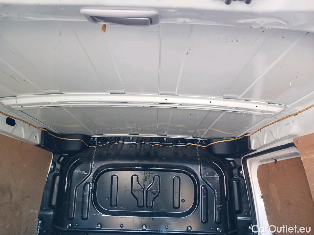  Fiat  Doblo FIAT Doblò Cargo/2015/4P/furgón derivado de turismo Cargo SX 1.3 Mjet 70 kW (95 CV) #47