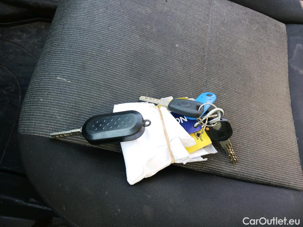  Fiat  Doblo FIAT Doblò Cargo/2015/4P/furgón derivado de turismo Cargo SX 1.3 Mjet 70 kW (95 CV) #22