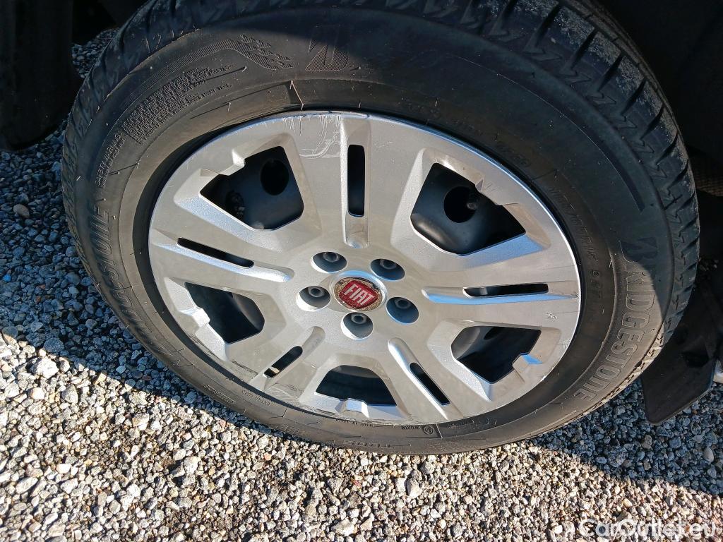  Fiat  Doblo FIAT Doblò Cargo/2015/4P/furgón derivado de turismo Cargo SX 1.3 Mjet 70 kW (95 CV) #32