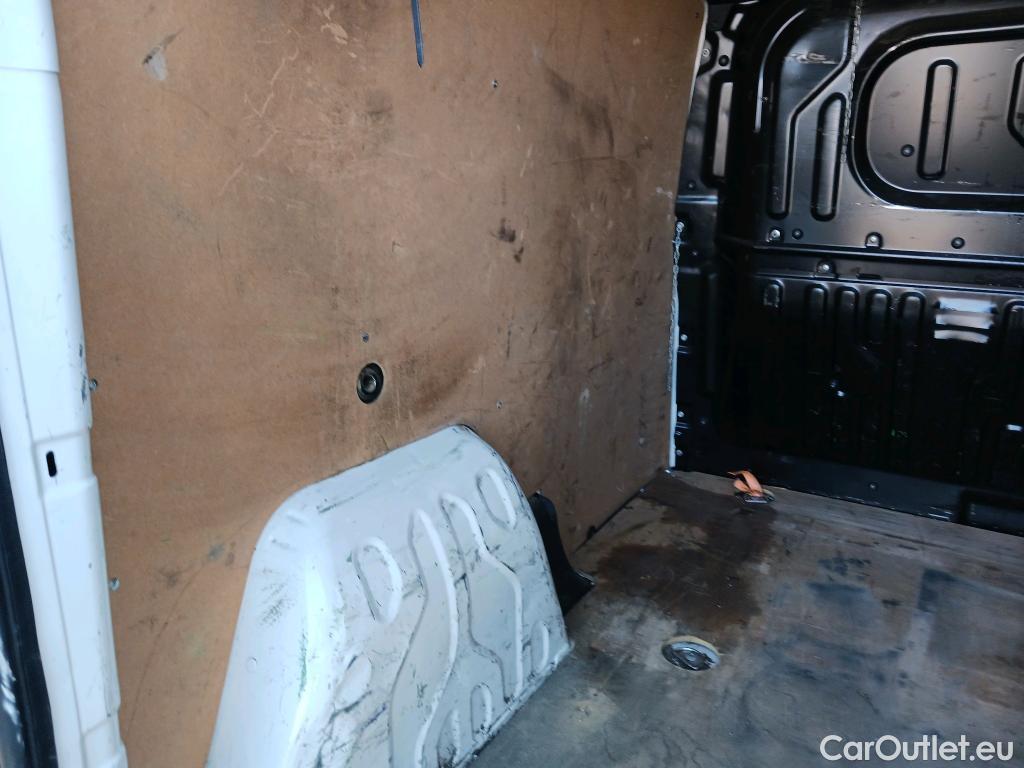  Fiat  Doblo FIAT Doblò Cargo/2015/4P/furgón derivado de turismo Cargo SX 1.3 Mjet 70 kW (95 CV) #46