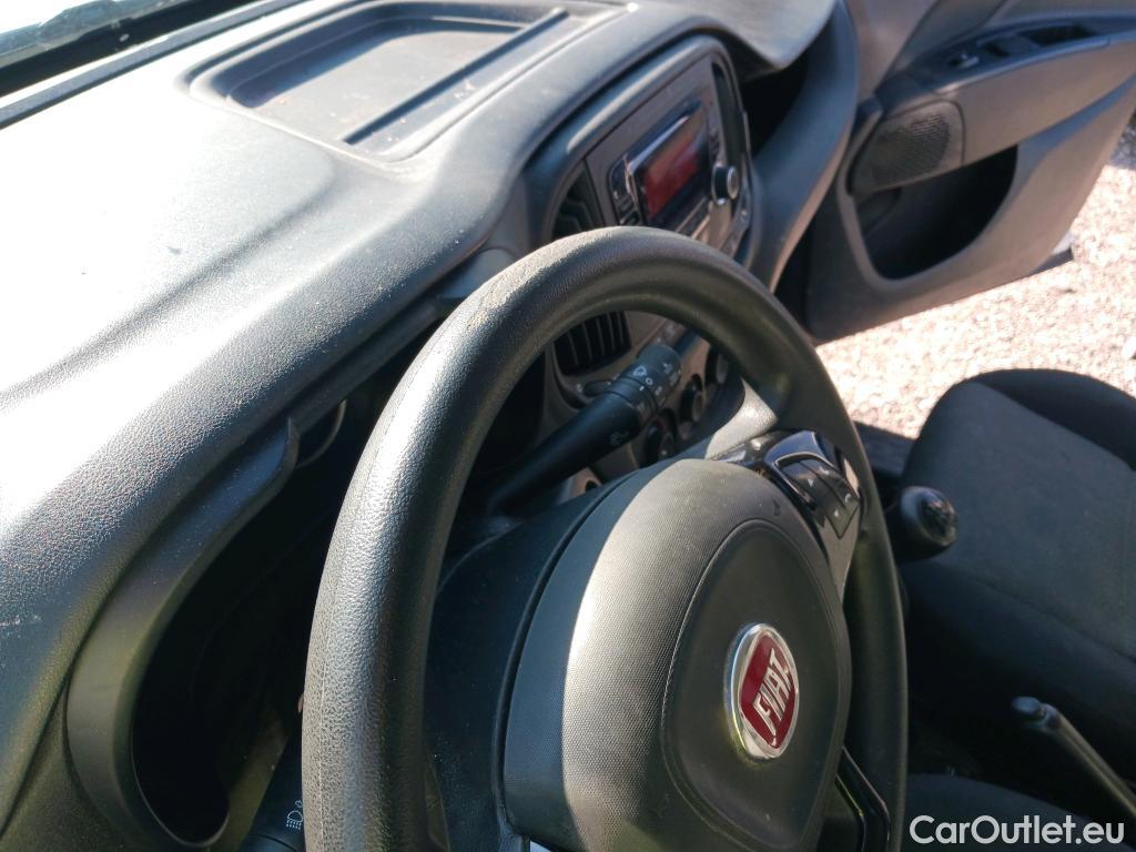  Fiat  Doblo FIAT Doblò Cargo/2015/4P/furgón derivado de turismo Cargo SX 1.3 Mjet 70 kW (95 CV) #28