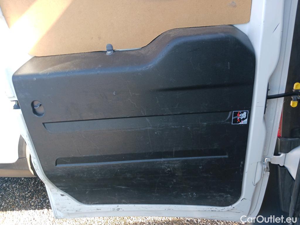  Fiat  Doblo FIAT Doblò Cargo/2015/4P/furgón derivado de turismo Cargo SX 1.3 Mjet 70 kW (95 CV) #49