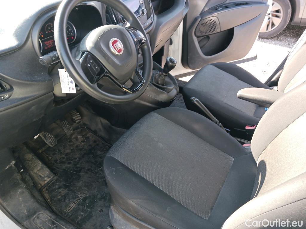  Fiat  Doblo FIAT Doblò Cargo/2015/4P/furgón derivado de turismo Cargo SX 1.3 Mjet 70 kW (95 CV) #15