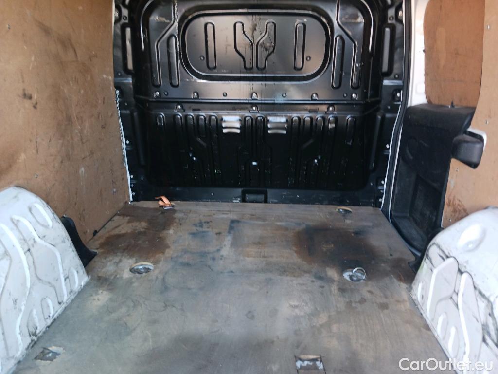  Fiat  Doblo FIAT Doblò Cargo/2015/4P/furgón derivado de turismo Cargo SX 1.3 Mjet 70 kW (95 CV) #44