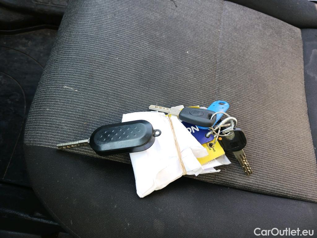  Fiat  Doblo FIAT Doblò Cargo/2015/4P/furgón derivado de turismo Cargo SX 1.3 Mjet 70 kW (95 CV) #23