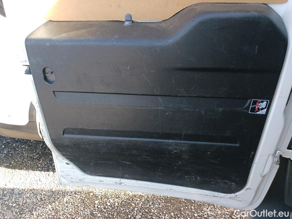  Fiat  Doblo FIAT Doblò Cargo/2015/4P/furgón derivado de turismo Cargo SX 1.3 Mjet 70 kW (95 CV) #24