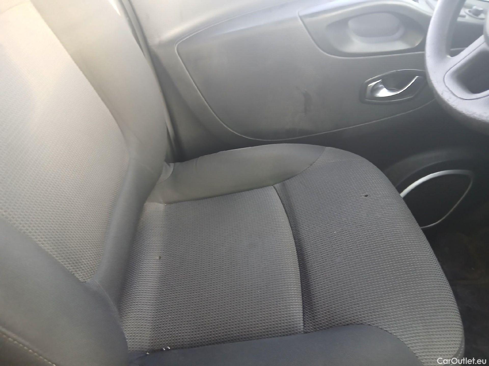  Renault  Trafic RENAULT  / 2019 / 4P / furgón Furgón 27 L1H1 Energy BluedCi 88 kW #56