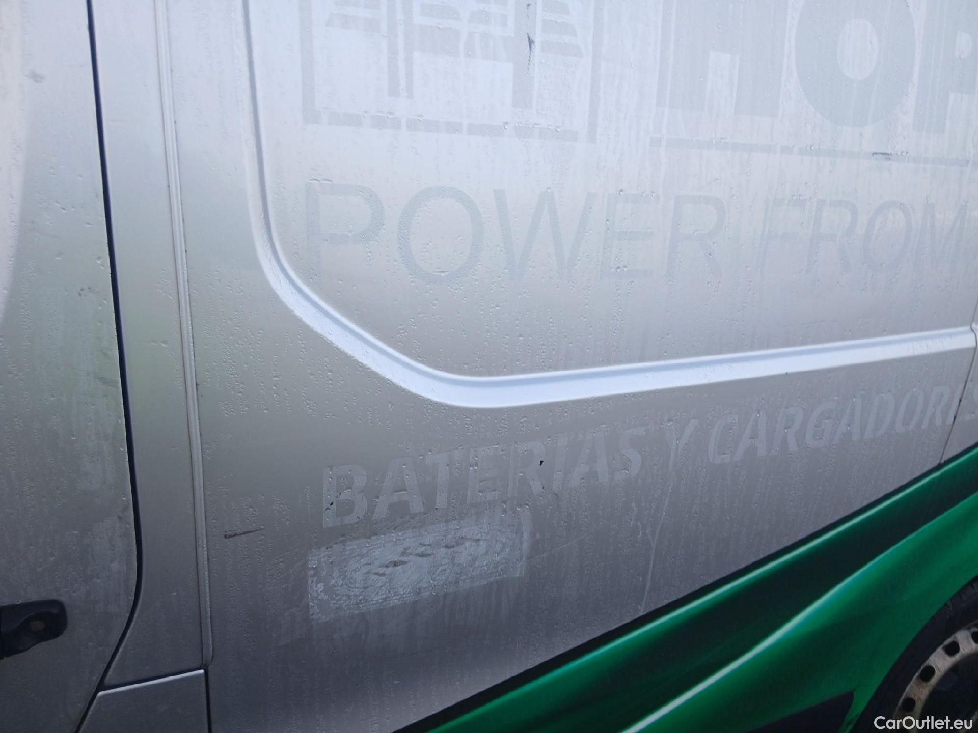  Renault  Trafic RENAULT  / 2019 / 4P / furgón Furgón 27 L1H1 Energy BluedCi 88 kW #16