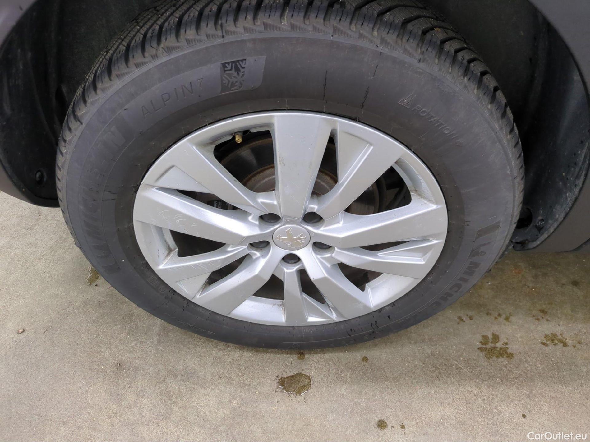  Peugeot  3008  Active Pack 1.2 PureTech 130CV BVA8 E6d #17