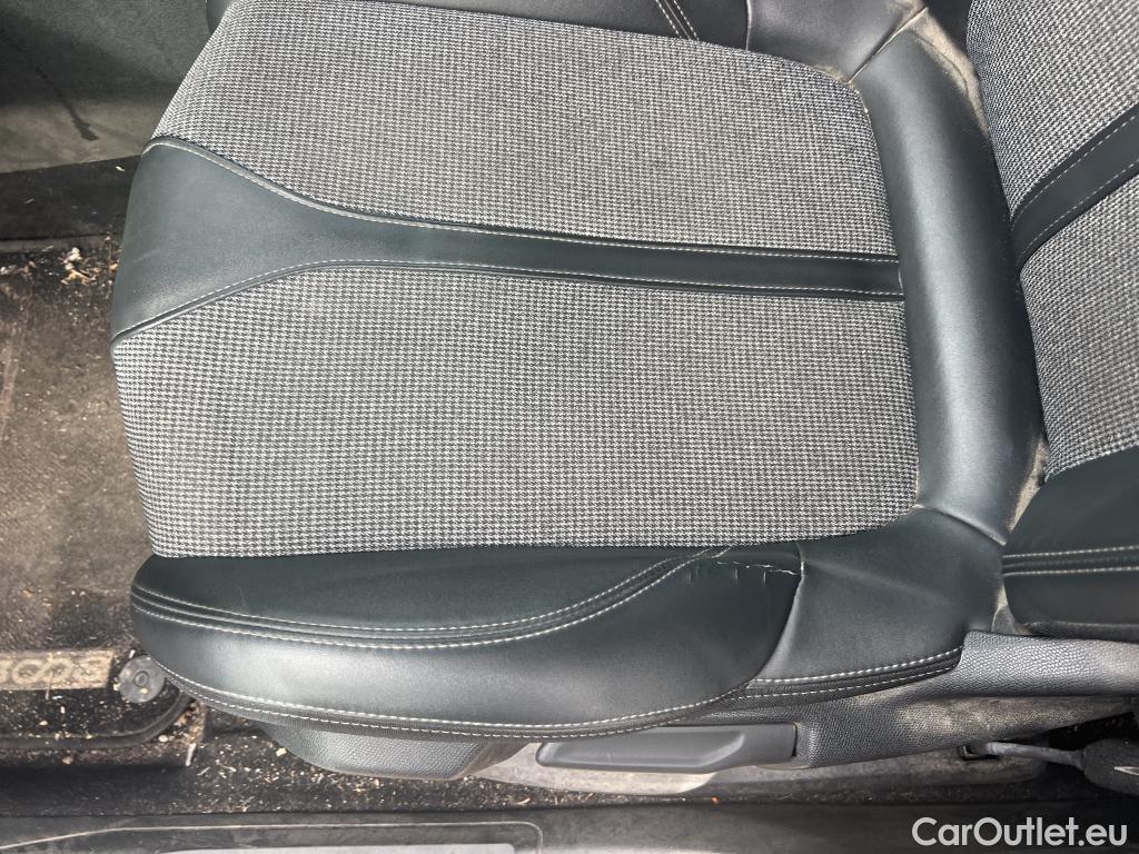  Peugeot  3008 PEUGEOT  / 2016 / 5P / todoterreno 1.5 BlueHDi 96kW (130CV) S&S Allure EAT8 #19