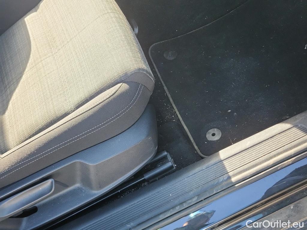  Volkswagen  Passat VOLKSWAGEN  / 2019 / 5P / familiar Variant Executive 2.0 TDI 110kW DSG #9