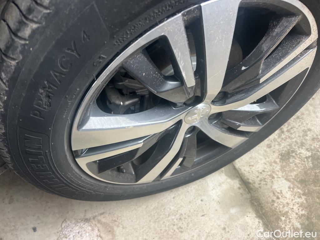  Peugeot  3008 PEUGEOT  Hybrid / 2020 / 5P / todoterreno 225 e-EAT8 Allure #4