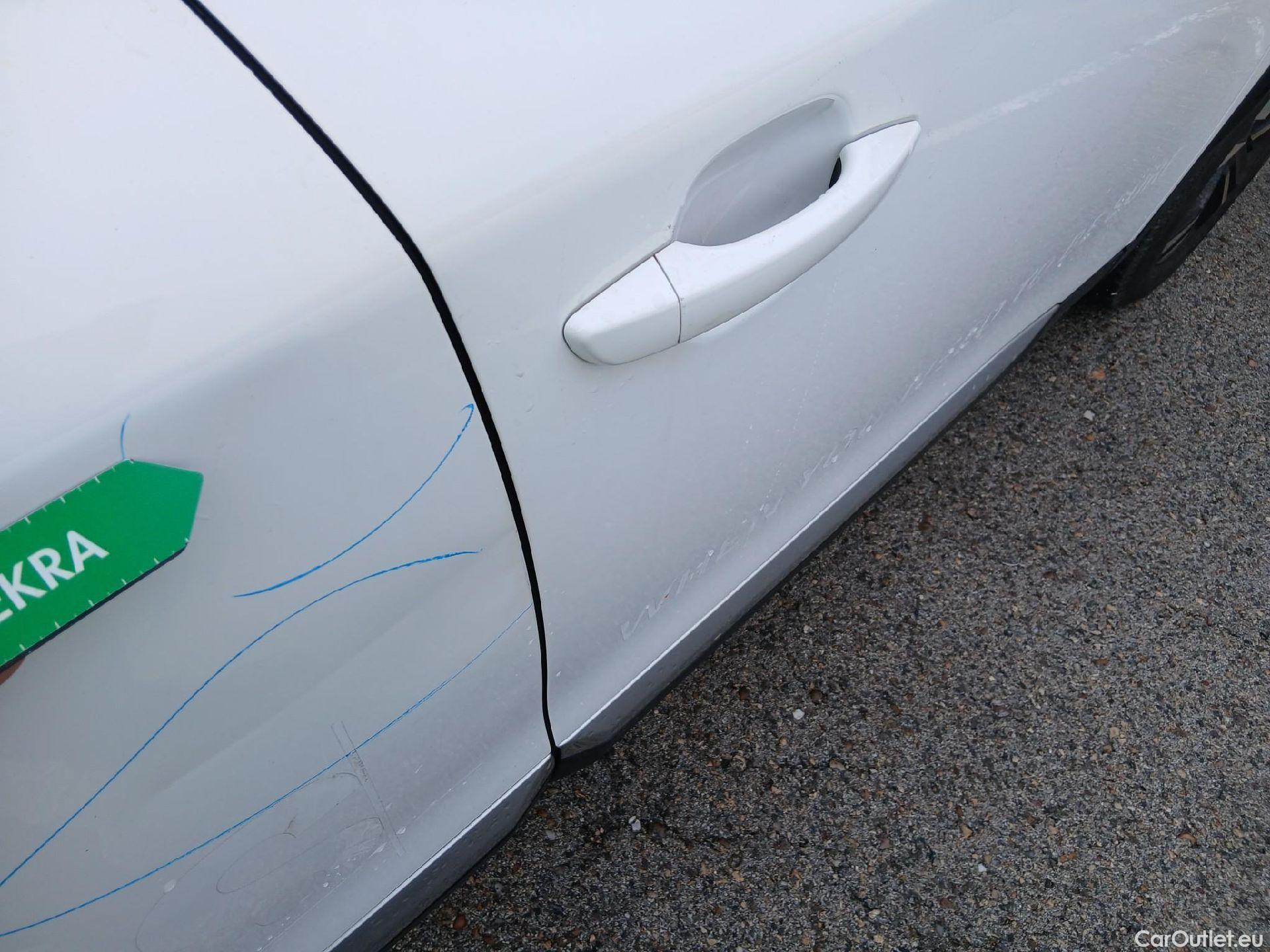  Peugeot  2008 PEUGEOT  / 2019 / 5P / todoterreno Allure BlueHDI 81kW (110CV) #37