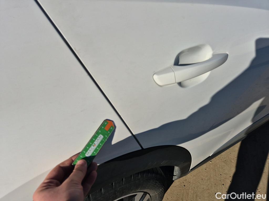  Peugeot  2008 PEUGEOT  / 2019 / 5P / todoterreno Allure BlueHDI 81kW (110CV) #26