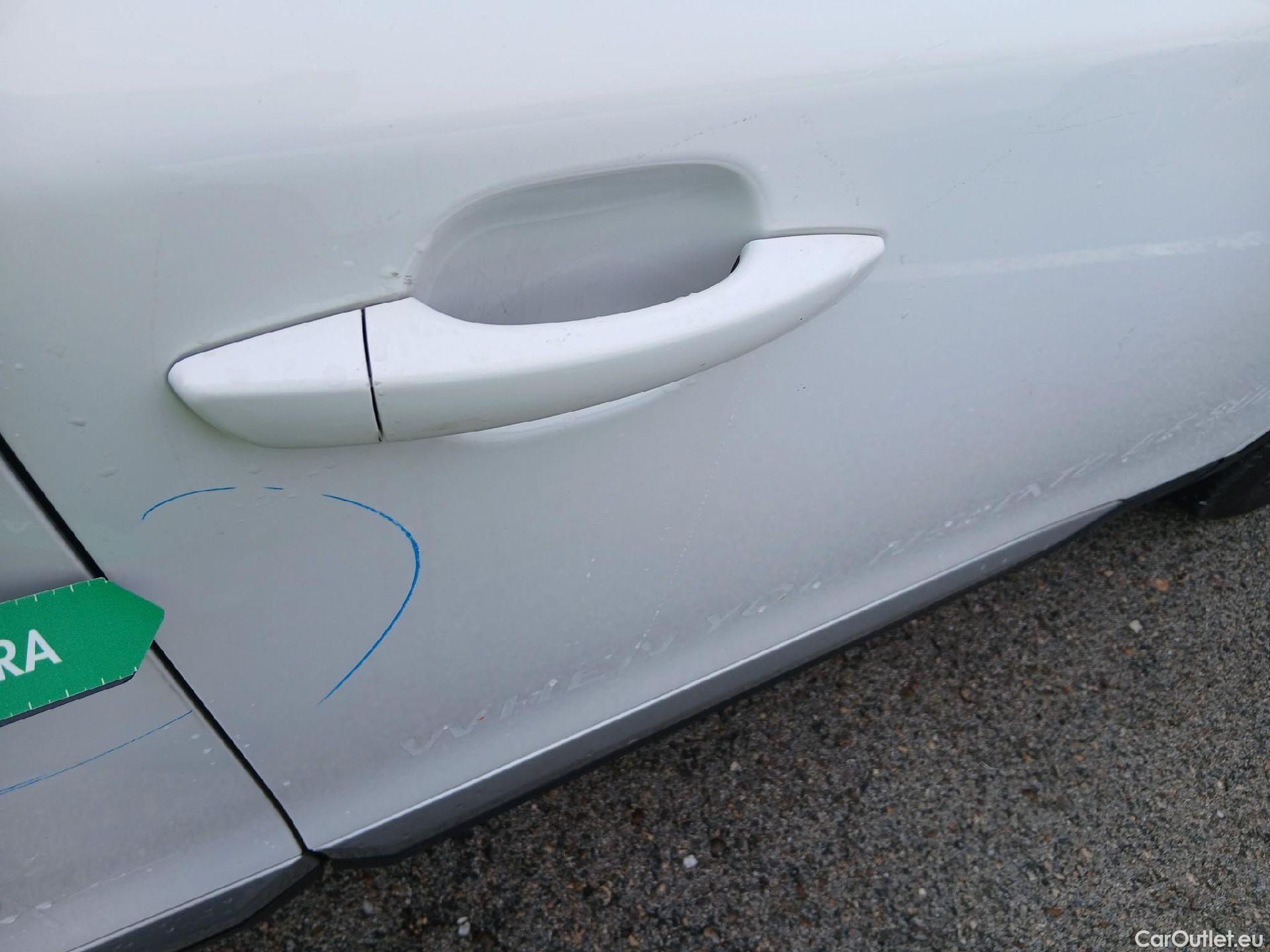  Peugeot  2008 PEUGEOT  / 2019 / 5P / todoterreno Allure BlueHDI 81kW (110CV) #39