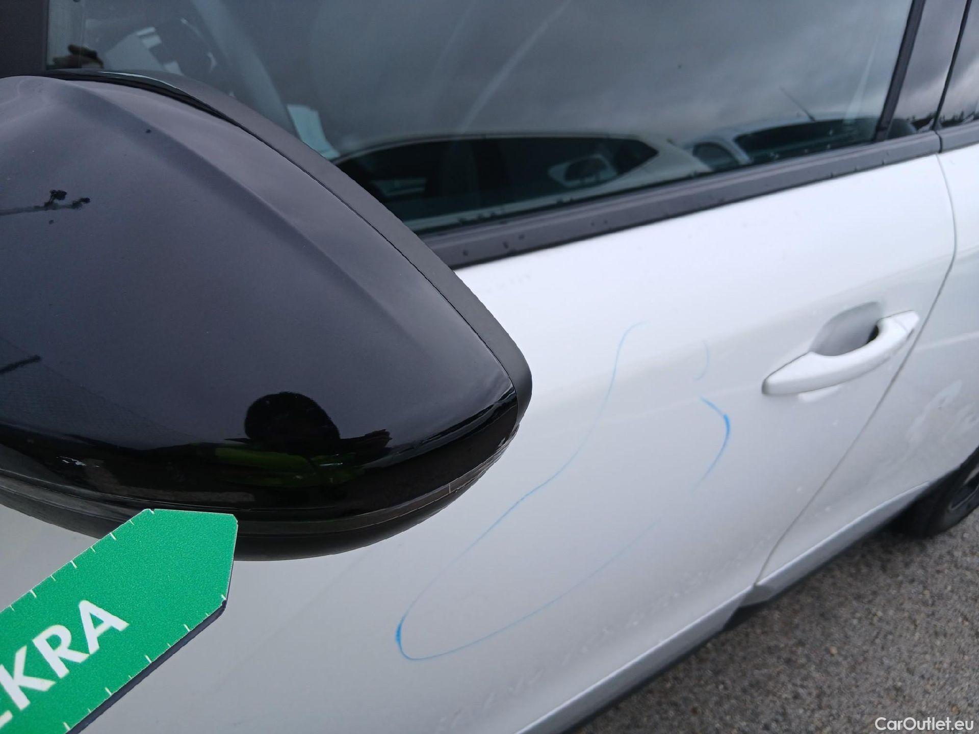  Peugeot  2008 PEUGEOT  / 2019 / 5P / todoterreno Allure BlueHDI 81kW (110CV) #23