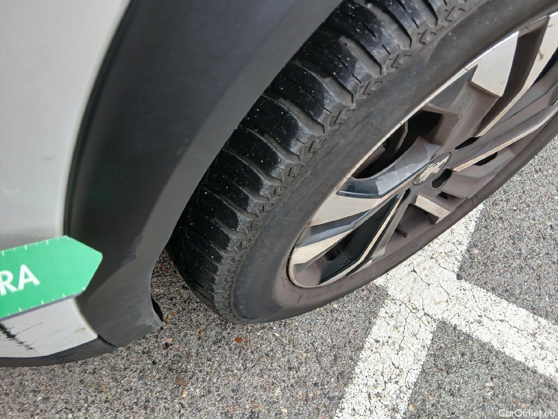  Peugeot  2008 PEUGEOT  / 2019 / 5P / todoterreno Allure BlueHDI 81kW (110CV) #20