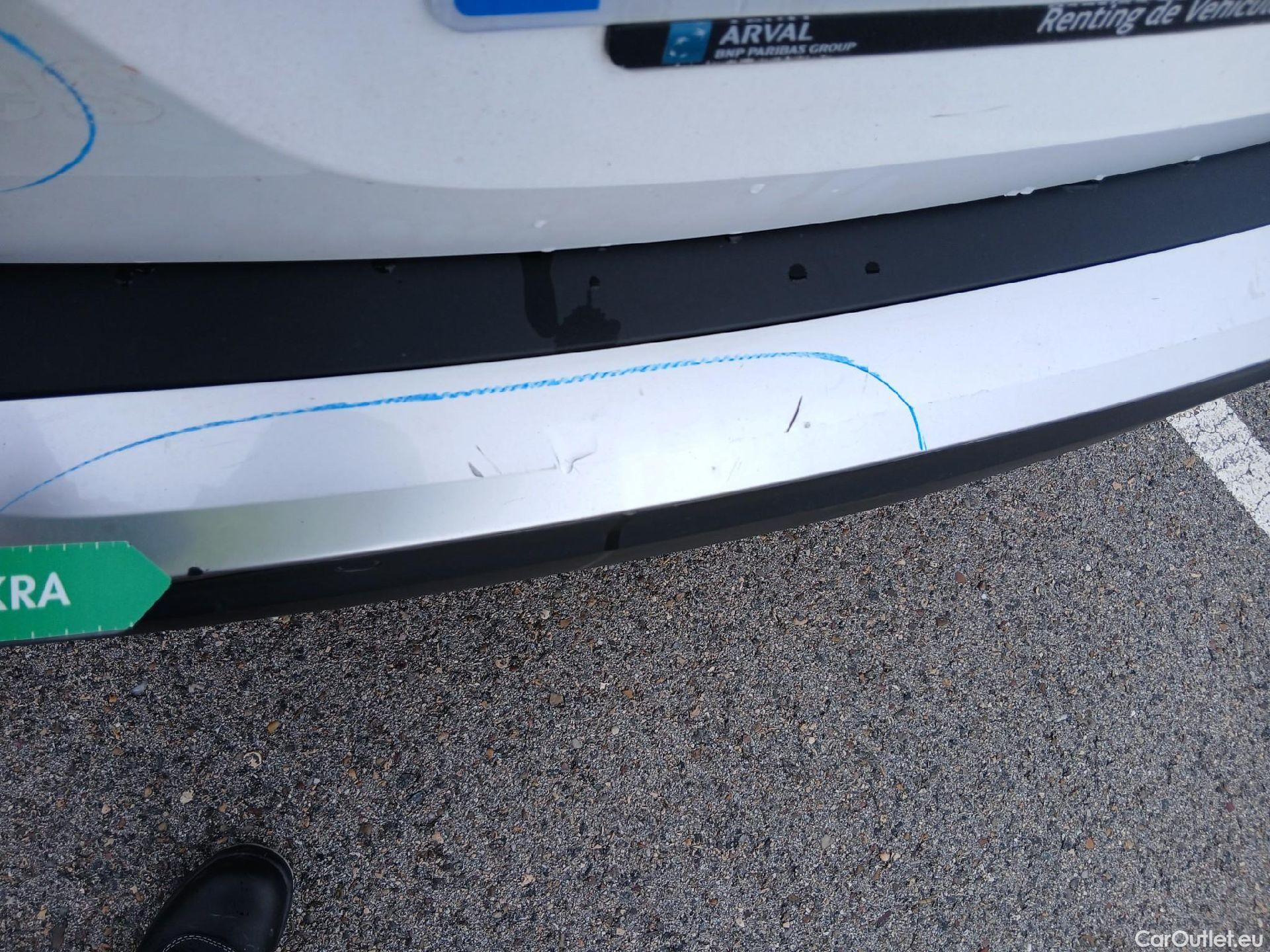  Peugeot  2008 PEUGEOT  / 2019 / 5P / todoterreno Allure BlueHDI 81kW (110CV) #30