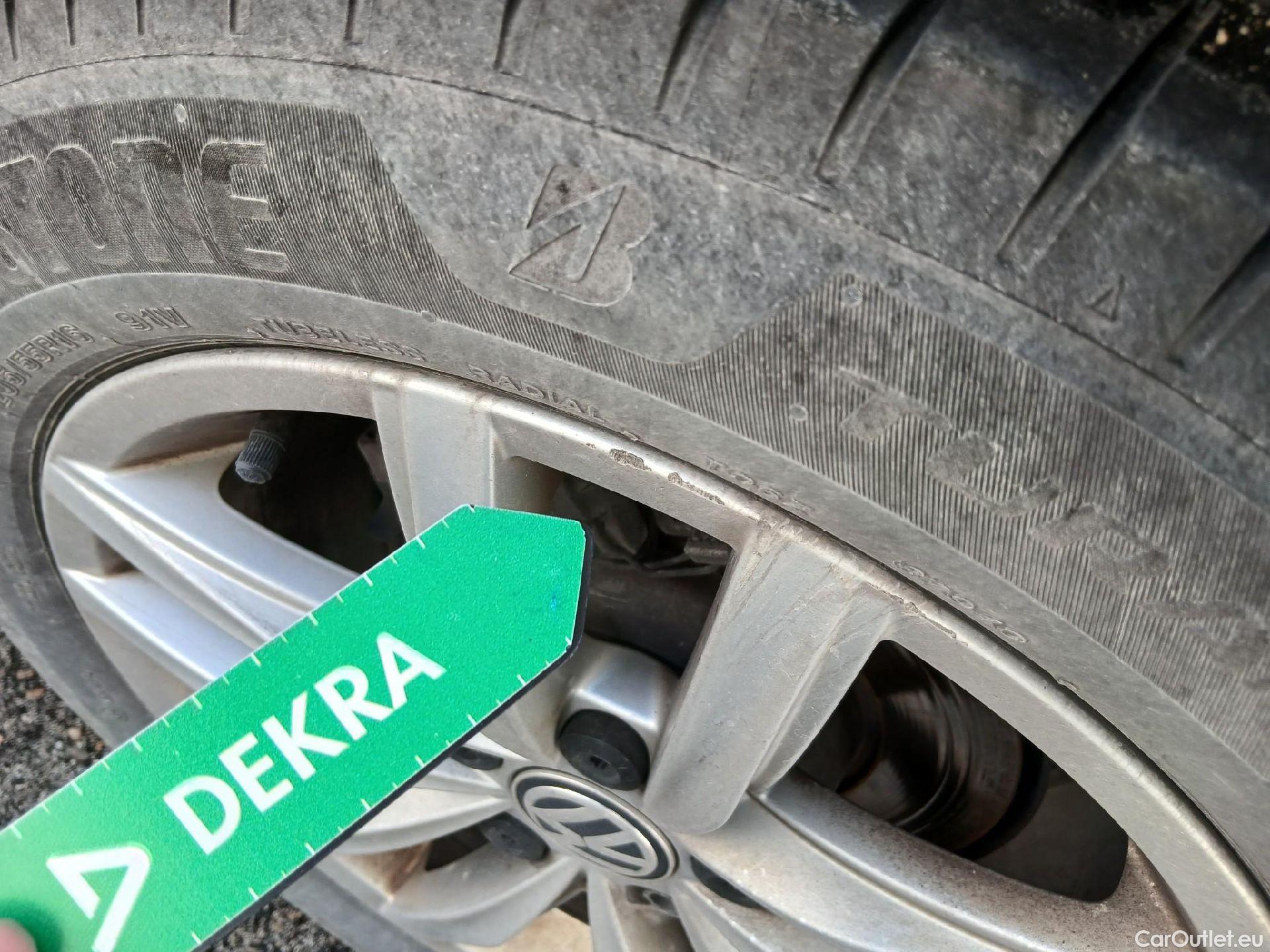  Volkswagen  Golf  VOLKSWAGEN / 2016 / 5P / berlina con portón Advance 1.6 TDI 85kW (115CV) #2