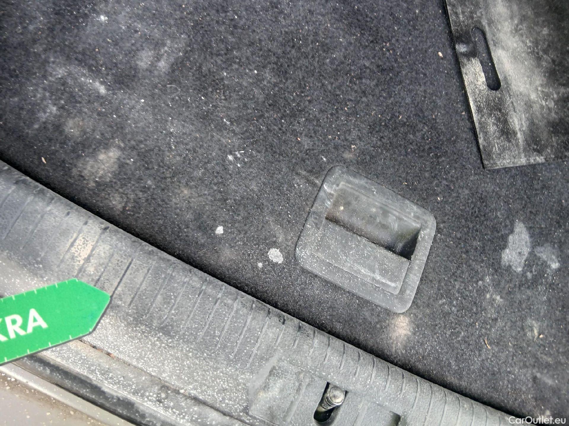  Volkswagen  Golf  VOLKSWAGEN / 2016 / 5P / berlina con portón Advance 1.6 TDI 85kW (115CV) #4