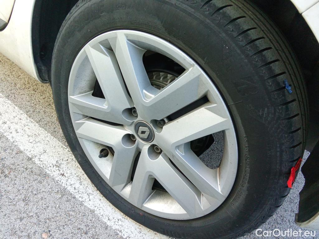  Renault  Clio RENAULT  / 2019 / 5P / berlina con portón Intens TCe 74 kW (100CV) GLP #16