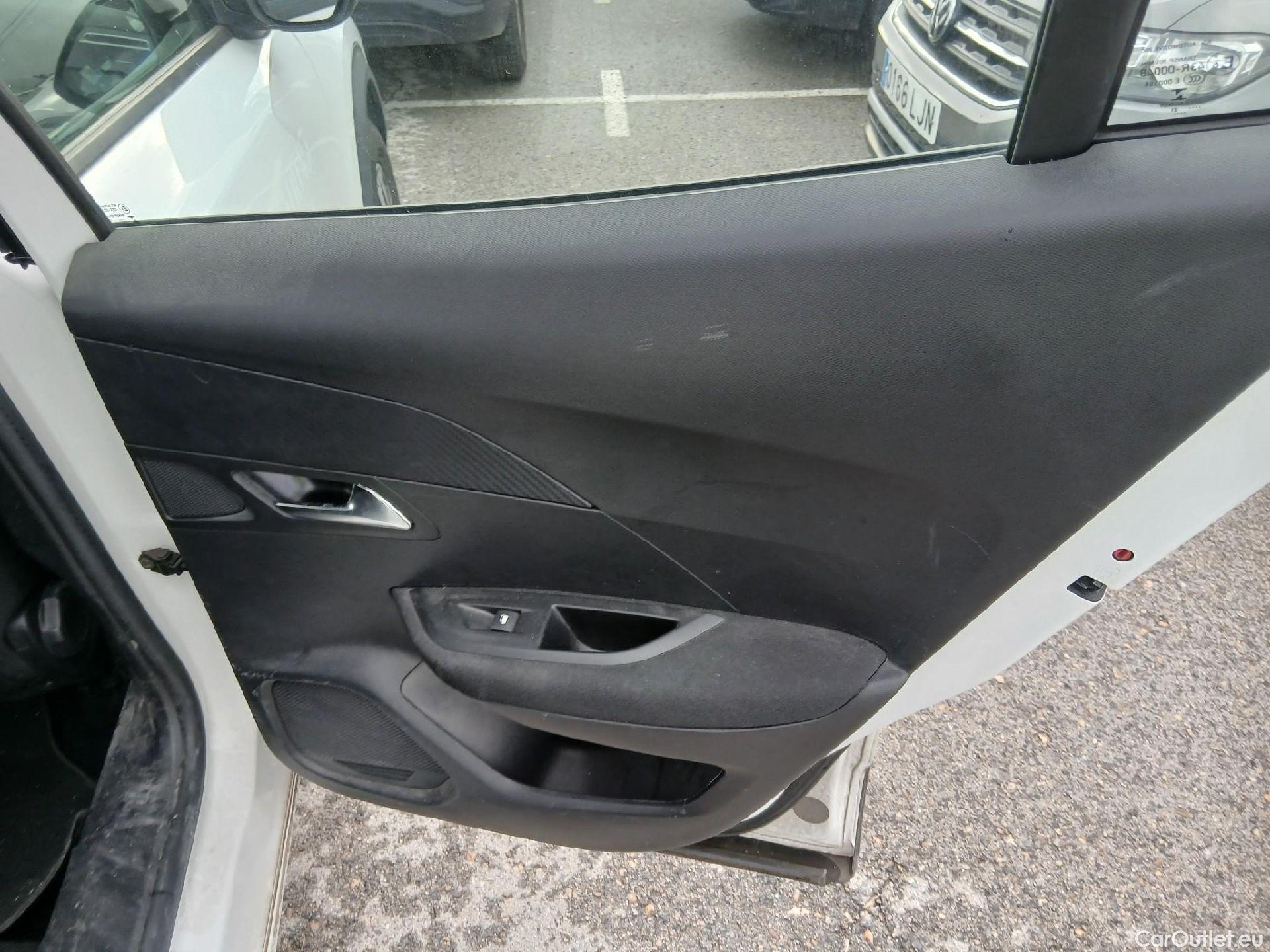  Peugeot  2008 PEUGEOT  / 2019 / 5P / todoterreno Active BlueHDI 81kW (110CV) #40