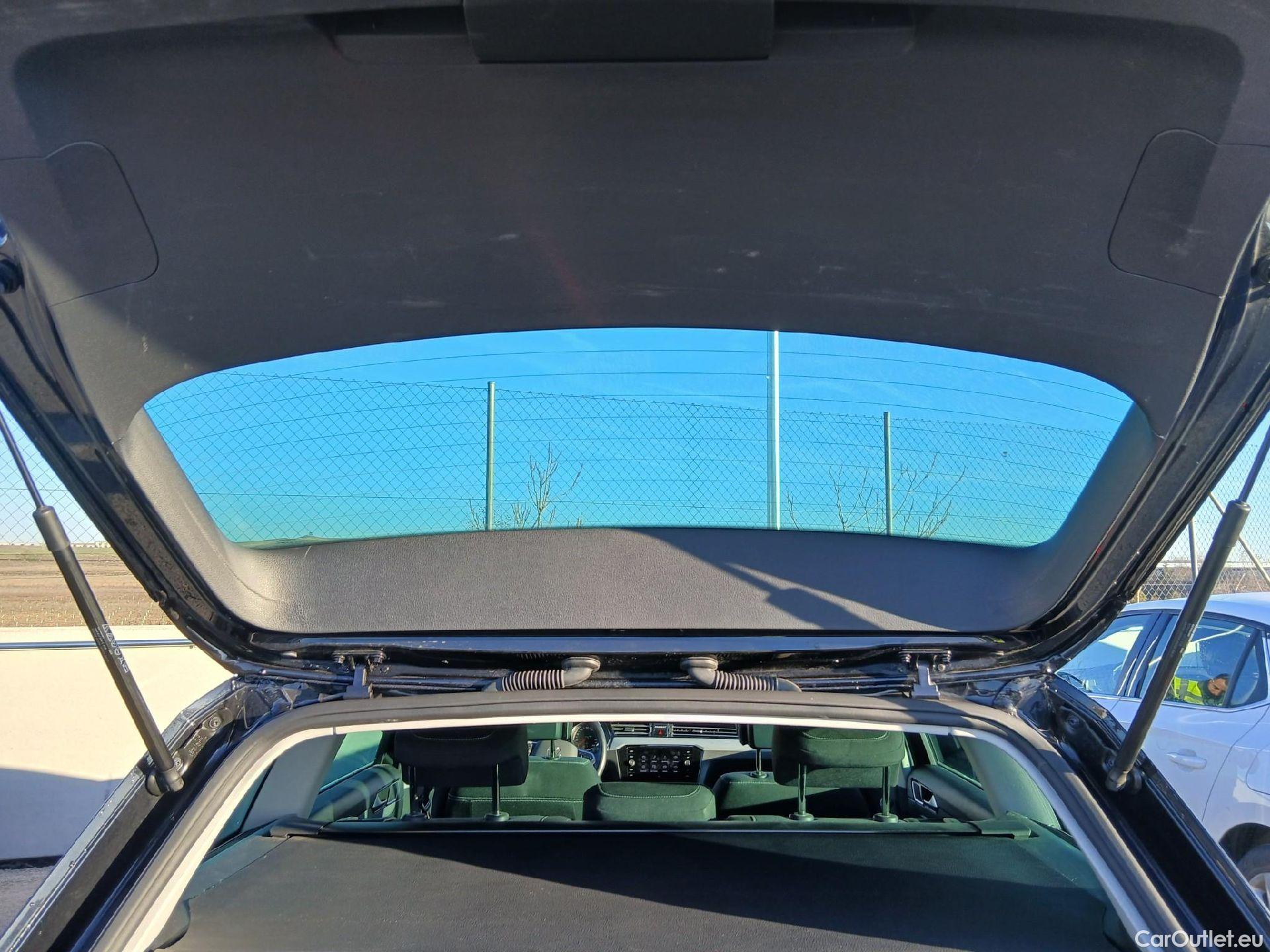  Volkswagen  Passat VOLKSWAGEN  / 2019 / 5P / familiar Variant Executive 2.0 TDI 110kW DSG #31