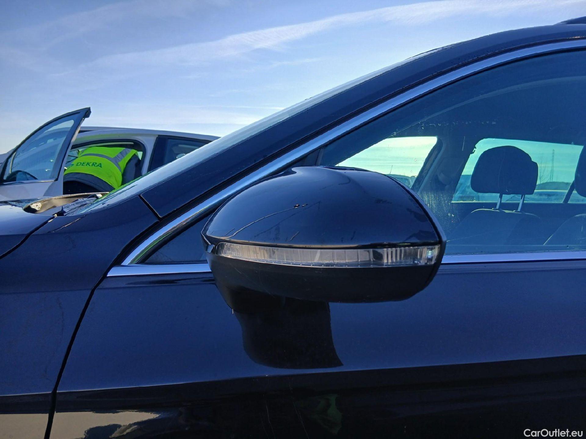  Volkswagen  Passat VOLKSWAGEN  / 2019 / 5P / familiar Variant Executive 2.0 TDI 110kW DSG #16