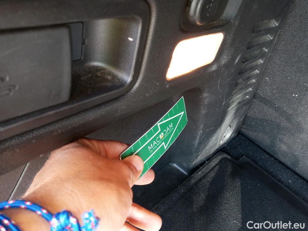  Peugeot  3008 PEUGEOT  Hybrid / 2020 / 5P / todoterreno 225 e-EAT8 GT #18