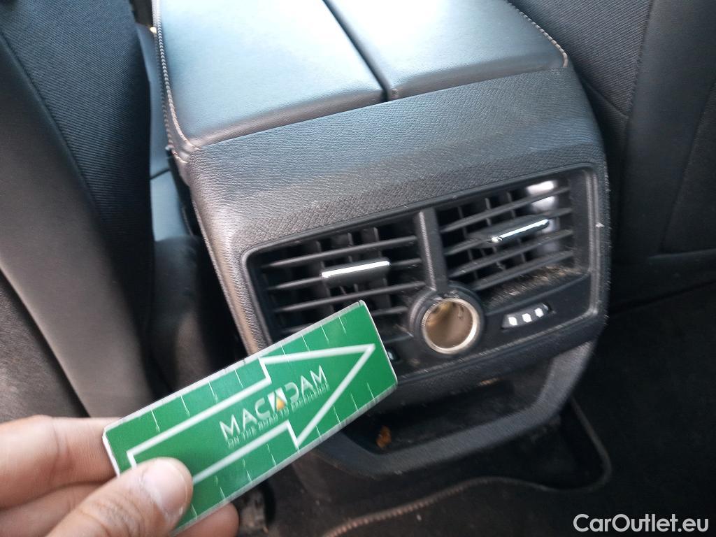  Peugeot  3008 PEUGEOT  Hybrid / 2020 / 5P / todoterreno 225 e-EAT8 GT #24