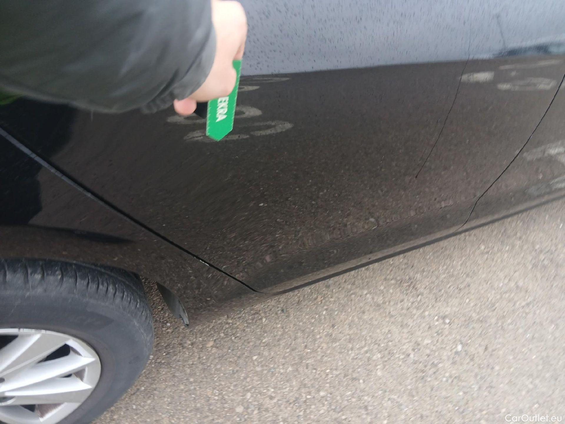  Volkswagen  Golf  VOLKSWAGEN / 2016 / 5P / berlina con portón Last Edition 1.6 TDI 85kW (115CV) #19