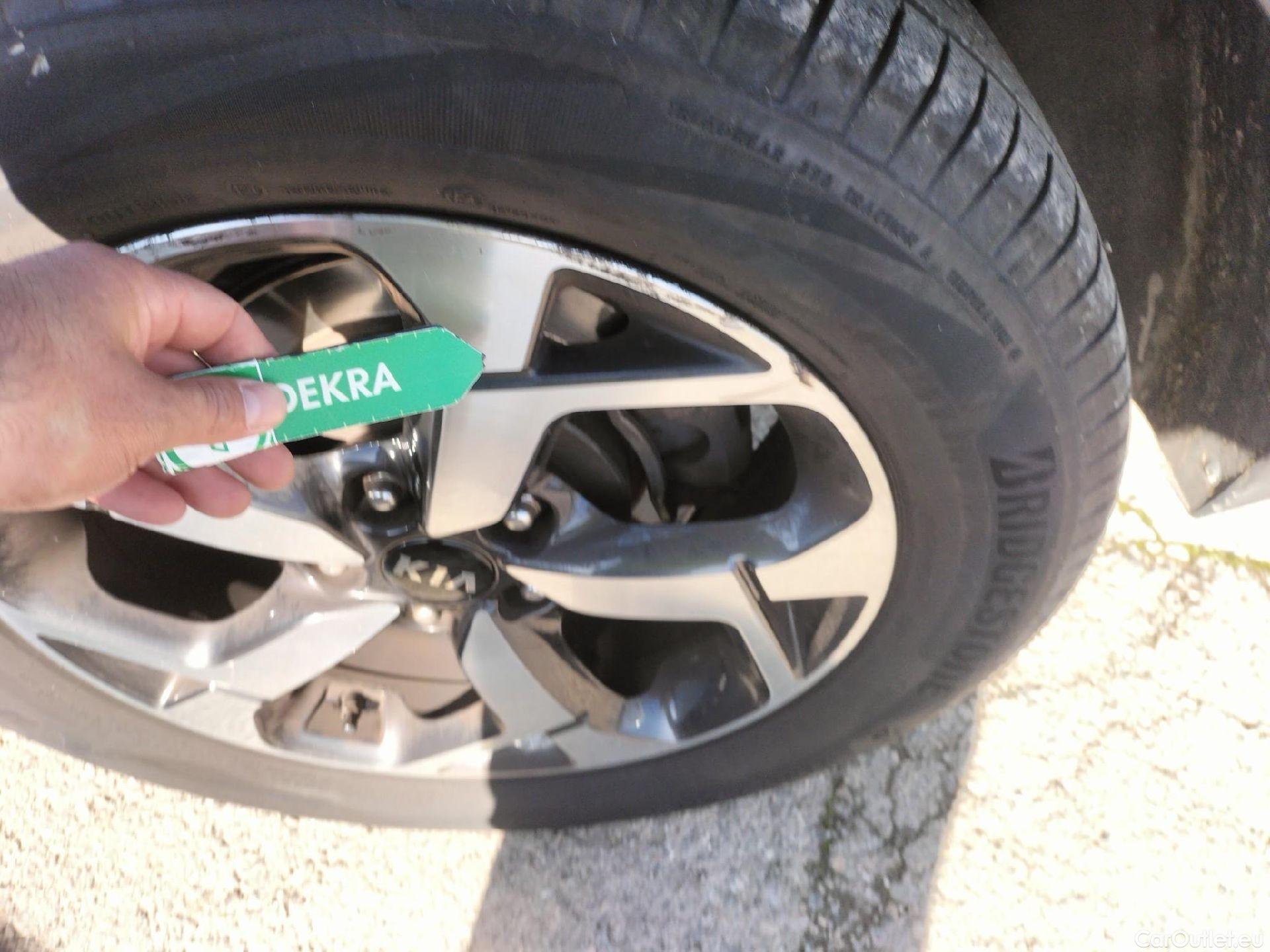  KIA  Sportage KIA  1.6MHEV Drive 100kW(136CV) 4x2(Crist Tintados) #29