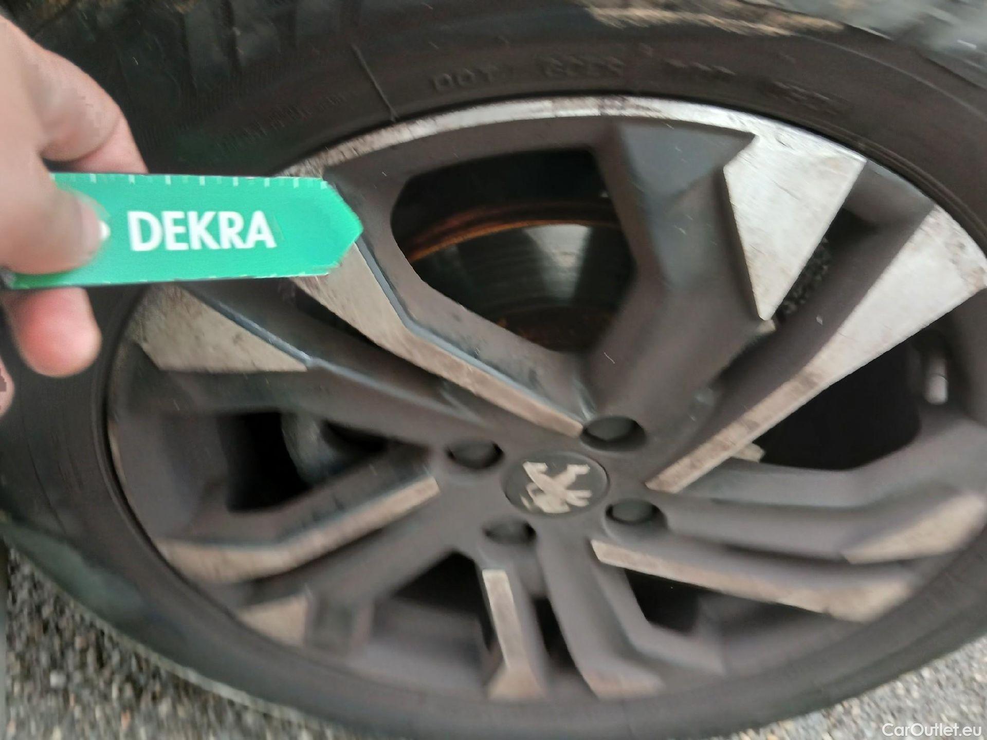  Peugeot  2008 PEUGEOT  / 2019 / 5P / todoterreno Allure BlueHDI 81kW (110CV) #11