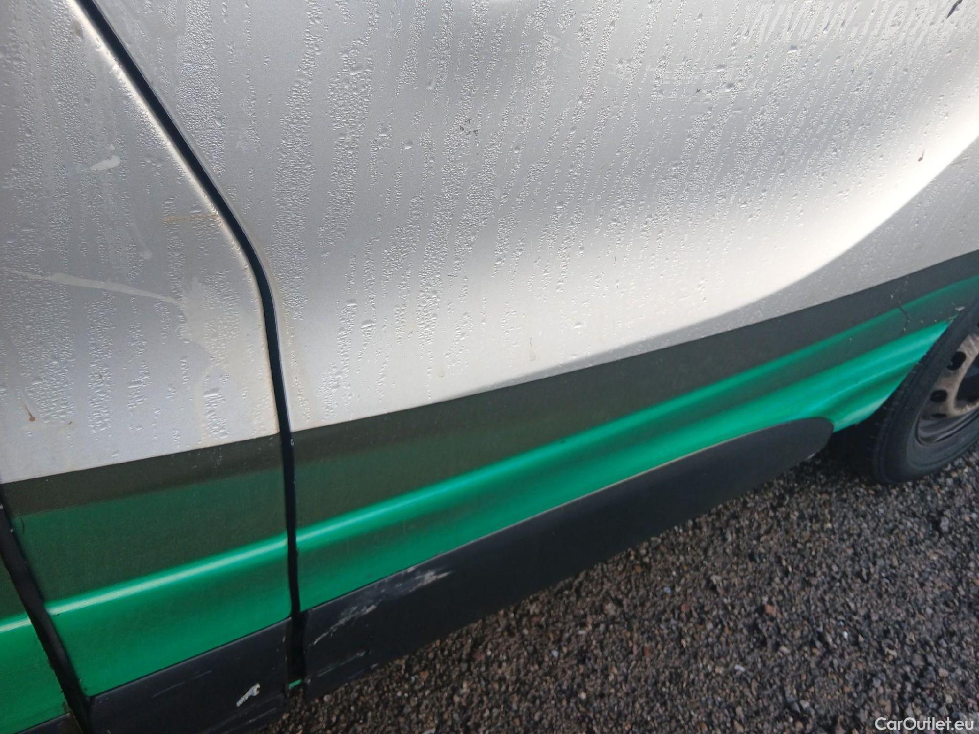  Renault  Trafic RENAULT  / 2019 / 4P / furgón Furgón 27 L1H1 Energy BluedCi 88 kW #46