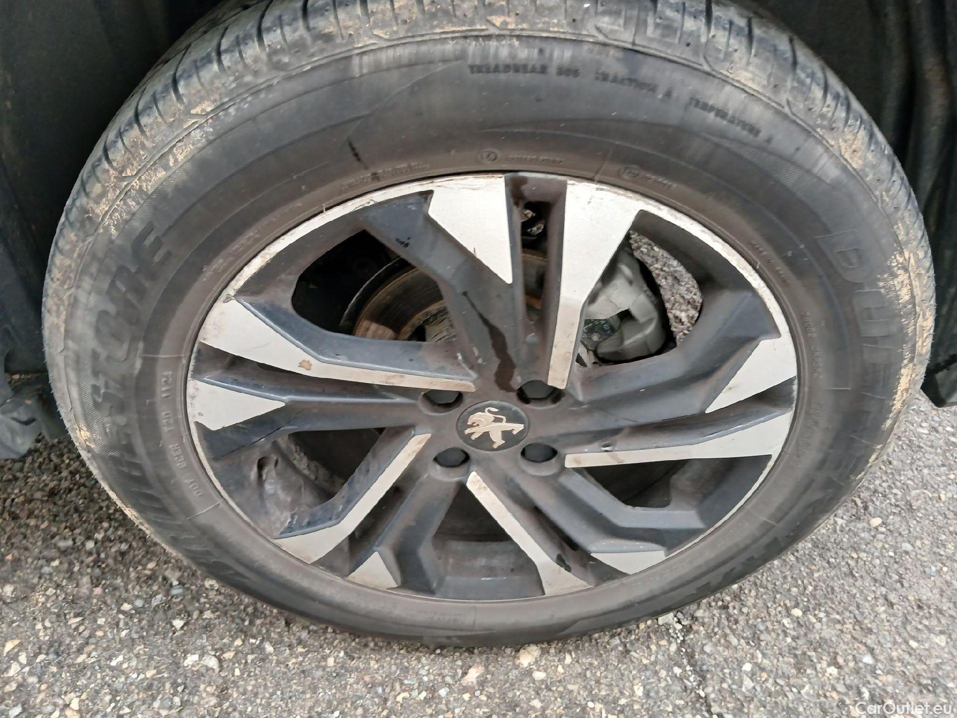  Peugeot  2008 PEUGEOT  / 2019 / 5P / todoterreno Allure BlueHDI 81kW (110CV) #16