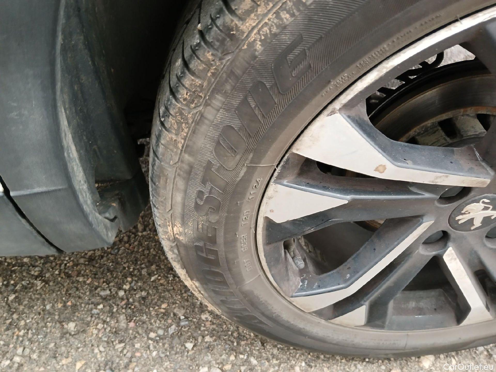  Peugeot  2008 PEUGEOT  / 2019 / 5P / todoterreno Allure BlueHDI 81kW (110CV) #18