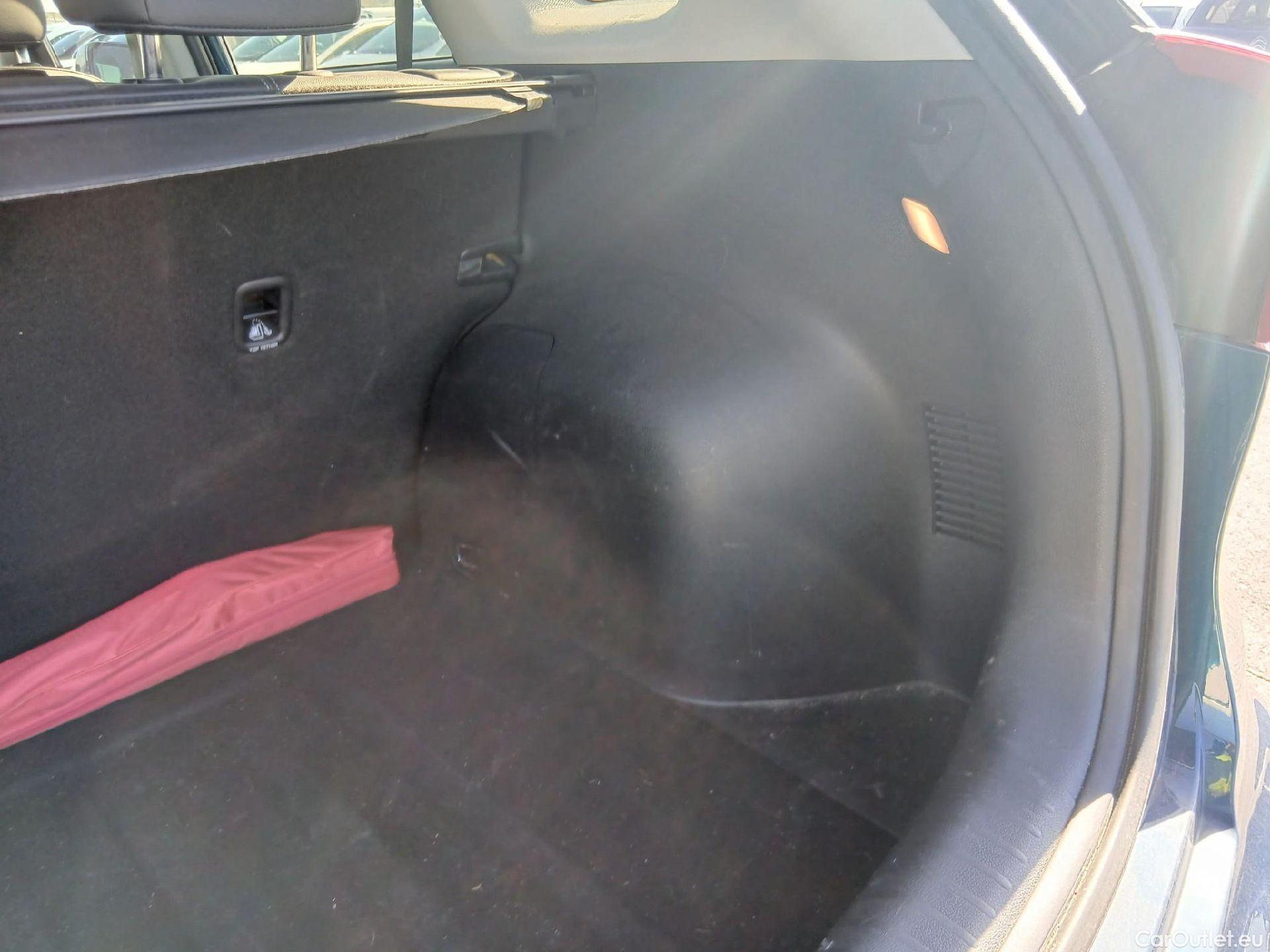  KIA  Niro KIA  / 2019 / 5P / crossover 1.6 GDi HEV 104kW (141CV) Drive #39