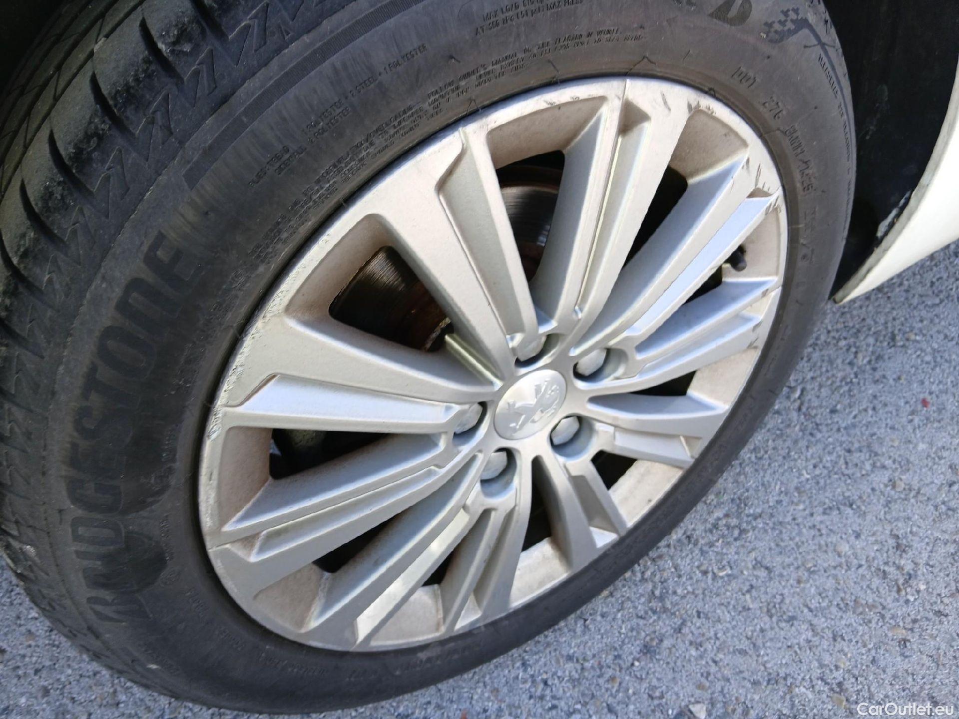  Peugeot  308 PEUGEOT  / 2017 / 5P / berlina con portón 5p Allure PureTech 130 S&S (CX) #29