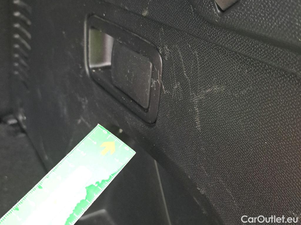  Peugeot  3008 PEUGEOT  / 2020 / 5P / todoterreno 1.5 BlueHDi 96kW (130CV) S&S Allure EAT8 #48