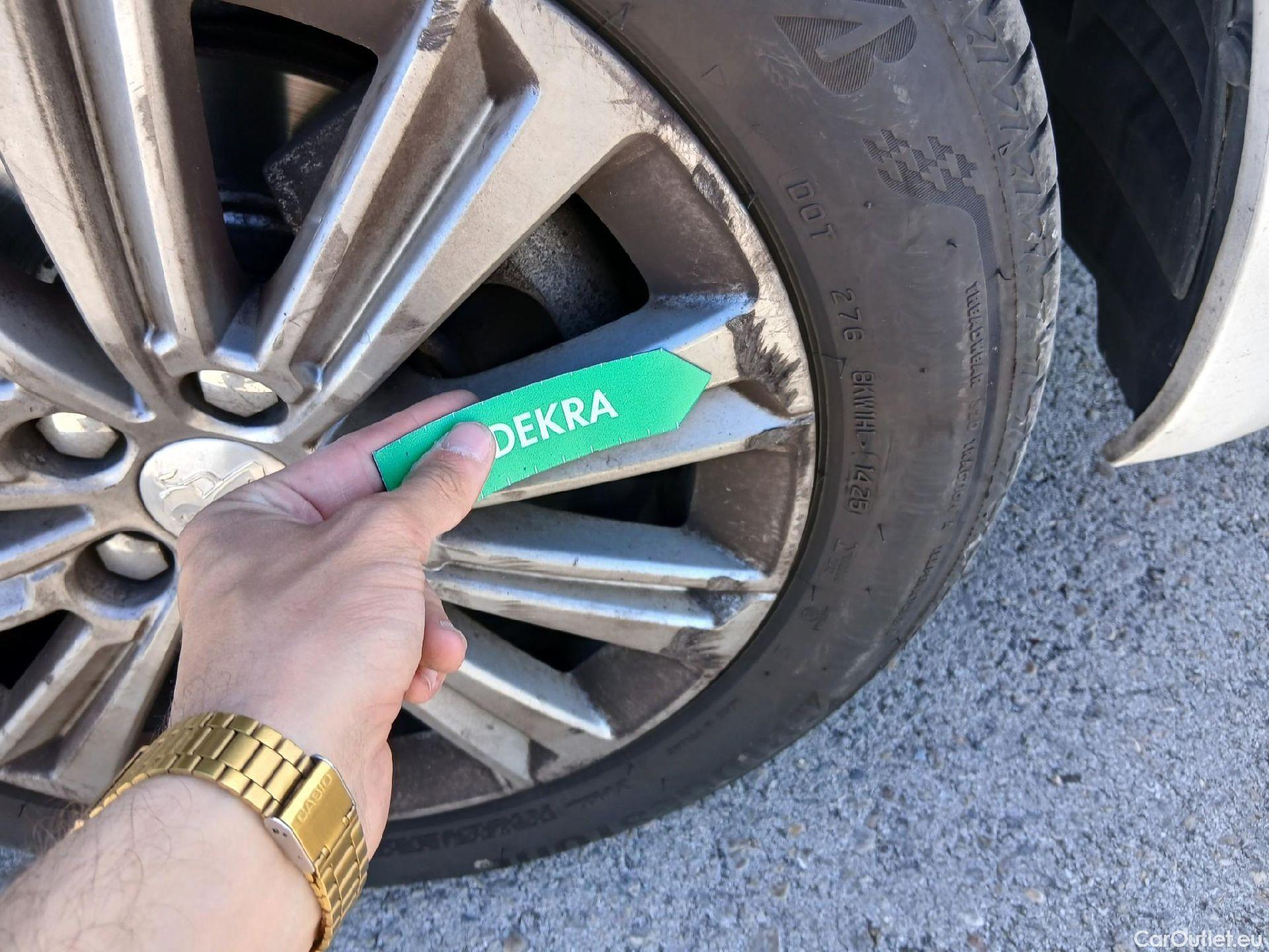  Peugeot  308 PEUGEOT  / 2017 / 5P / berlina con portón 5p Allure PureTech 130 S&S (CX) #40