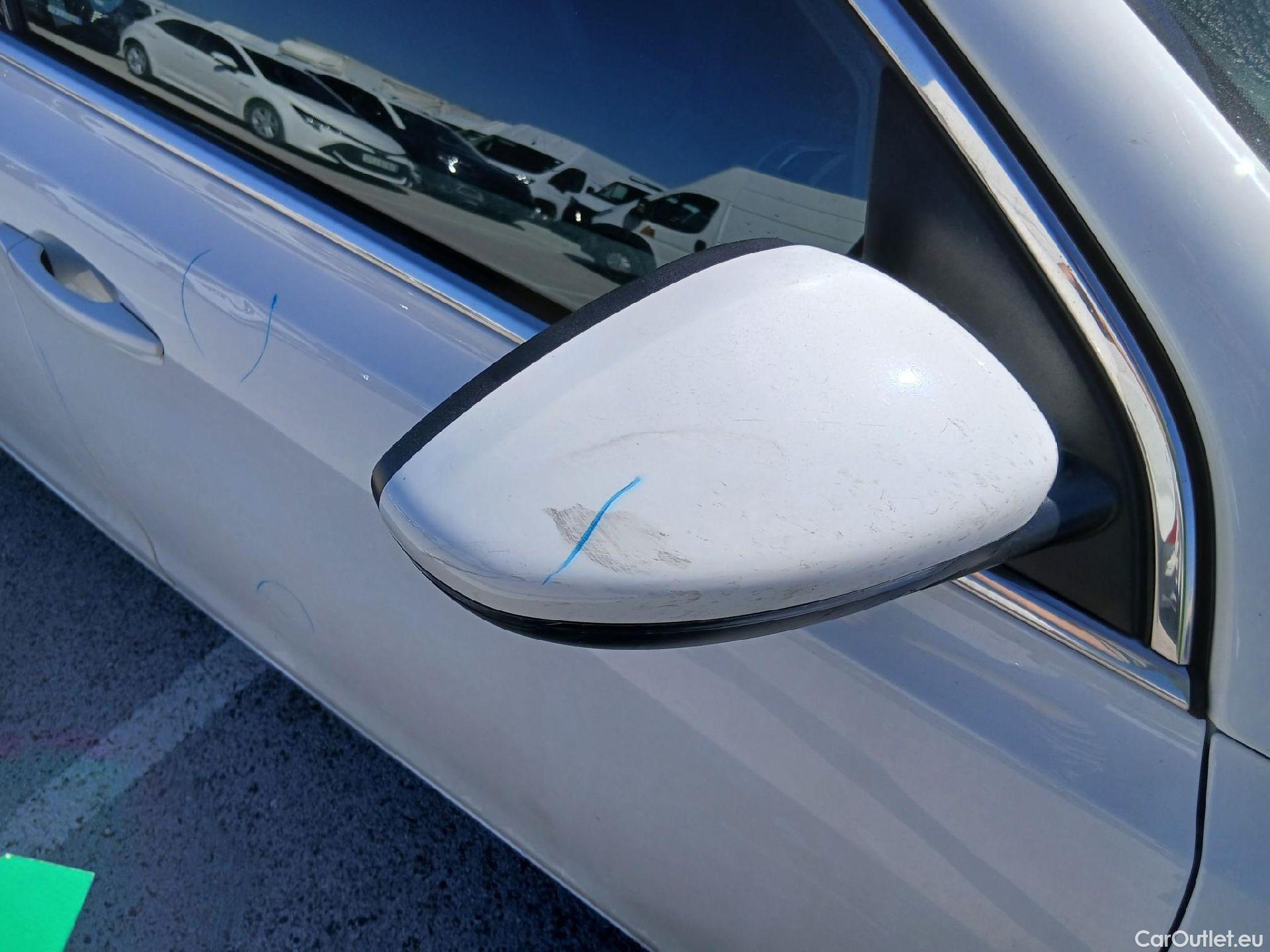  Peugeot  308 PEUGEOT  / 2017 / 5P / berlina con portón 5p Allure PureTech 130 S&S (CX) #38