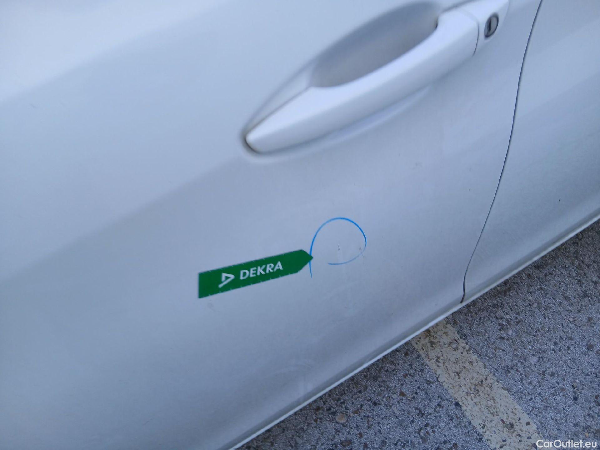  Peugeot  308 PEUGEOT  / 2017 / 5P / berlina con portón 5p Allure PureTech 130 S&S (CX) #14