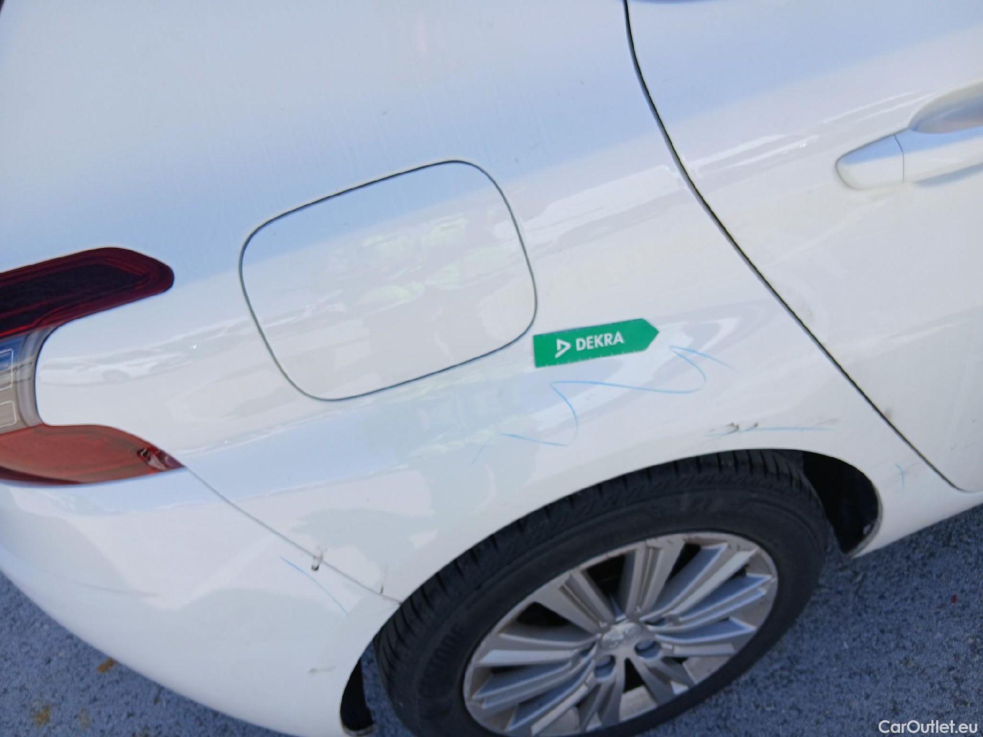  Peugeot  308 PEUGEOT  / 2017 / 5P / berlina con portón 5p Allure PureTech 130 S&S (CX) #31