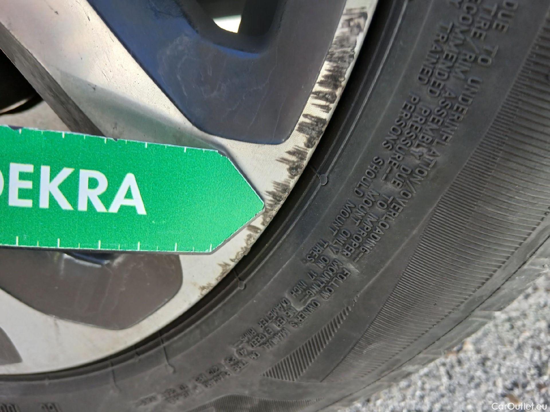  Renault  Captur RENAULT  / 2017 / 5P / crossover Zen TCe 66kW (90CV) -18 (CX) #18